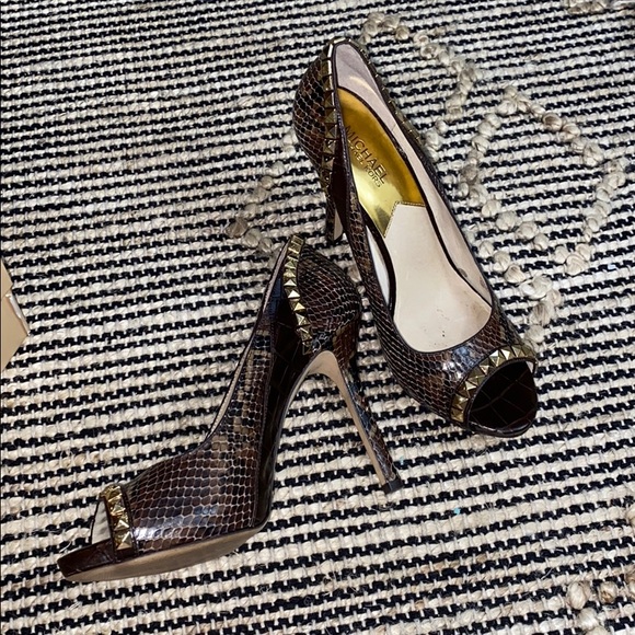 Shoes - Picture 3 of 7